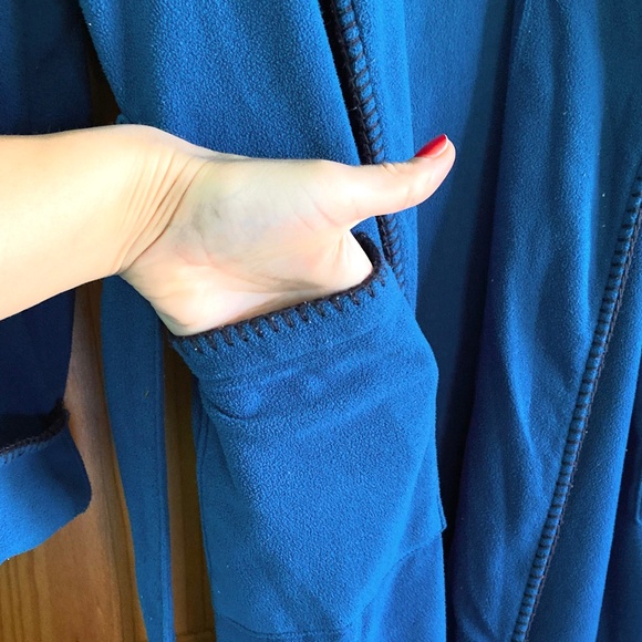 Boy’s size 14-16 Lands’ End blue robe with tie, cuffed sleeves, and pockets - Picture 2 of 8